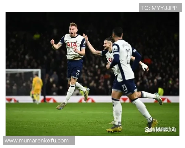 曼联热刺激战看台球迷热情高涨共同见证精彩对决